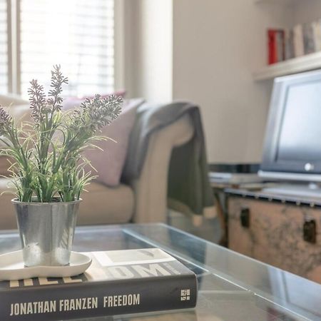 Stylish 1 Bed Apartment Near Battersea Park Лондон Екстериор снимка